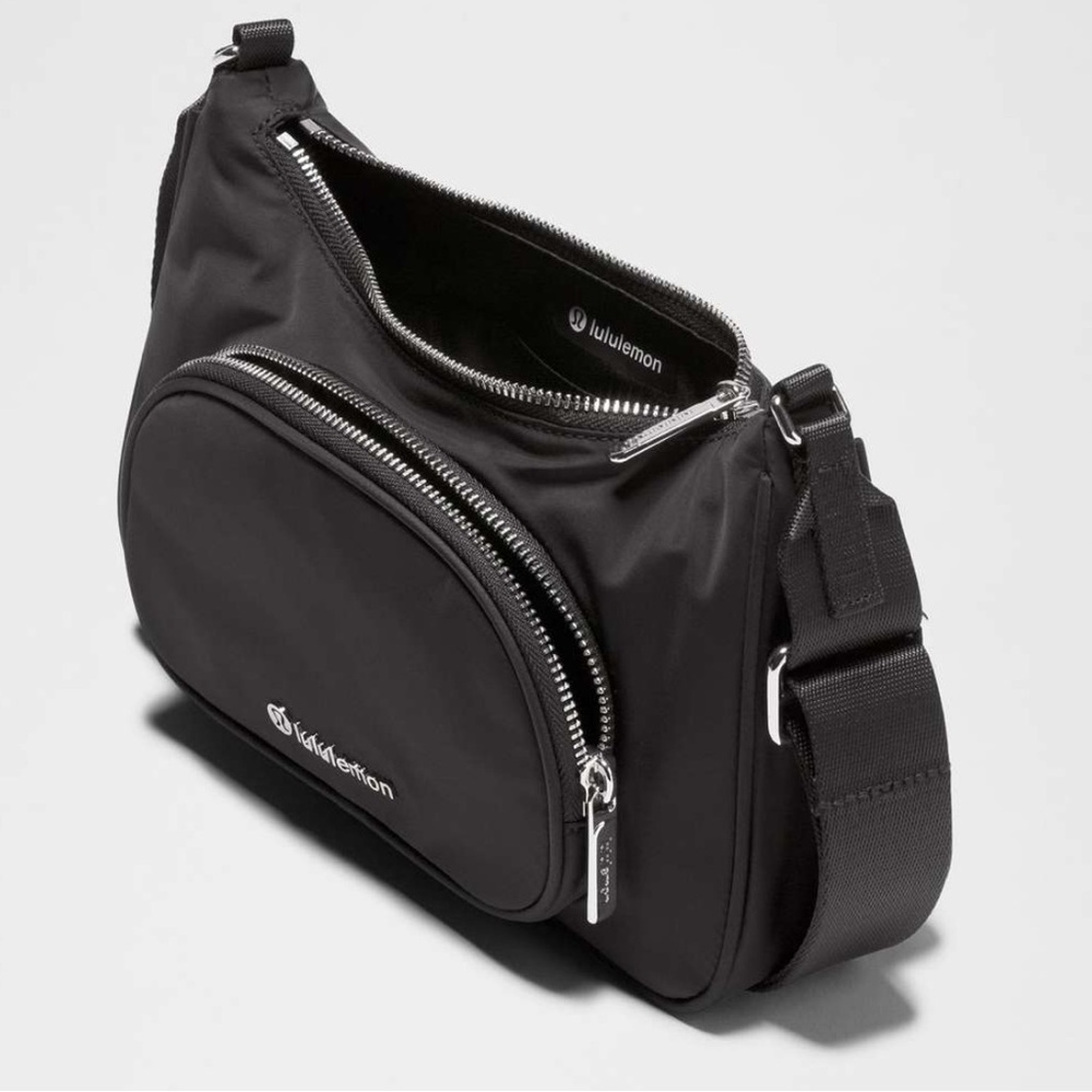 New without tag! Lululemon Black Crossbody Bag with nano pouch 2L - Picture 3 of 11